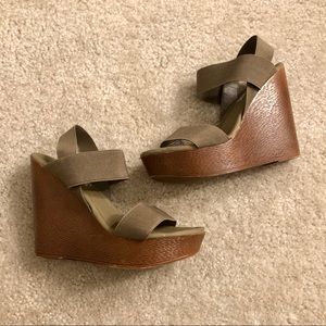 ✨ASHLEY TERK ITEM✨ Steve Madden Hollow Wedge